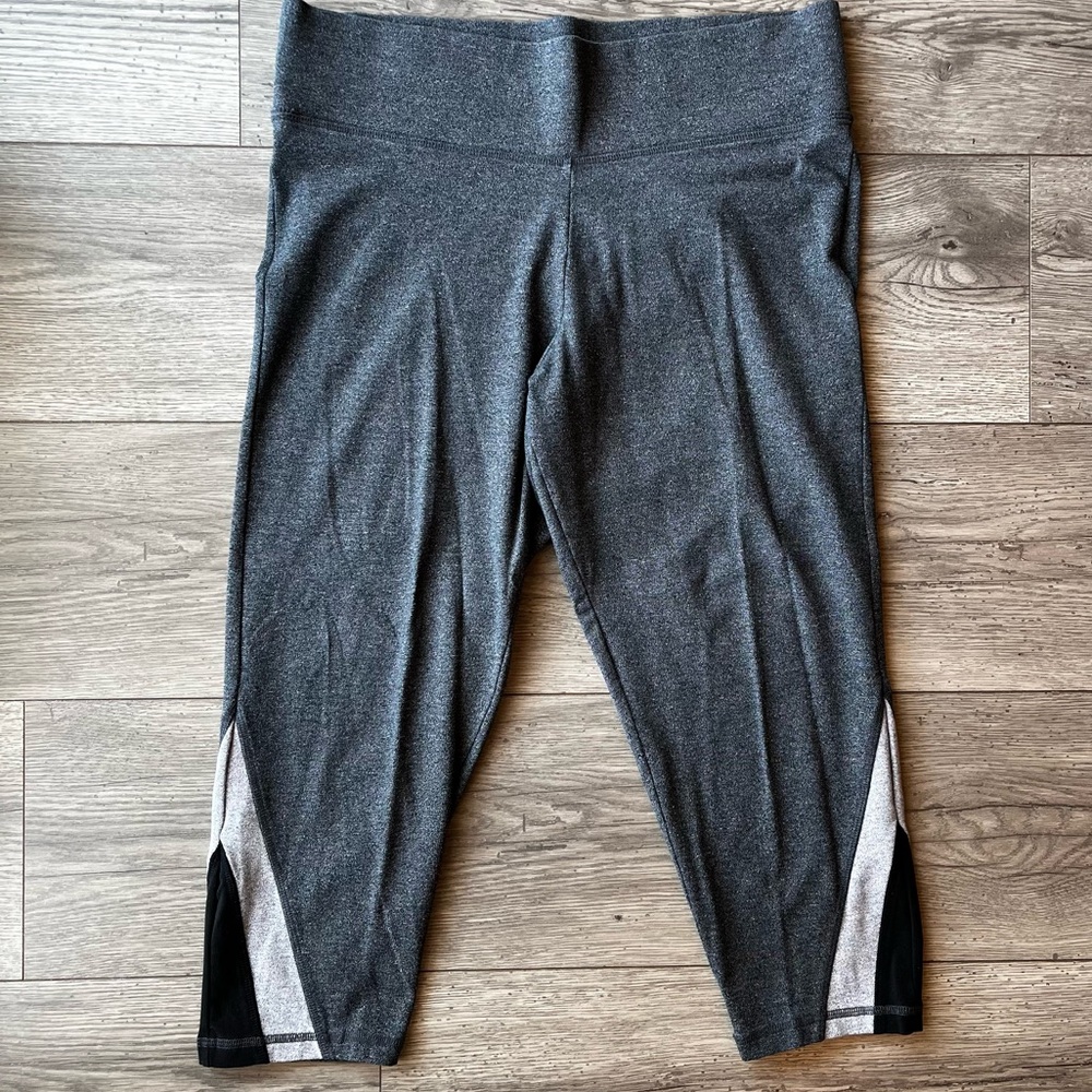 Victoria’s Secret Sport Capri Length Stretchy Gray & Black Leggings Large